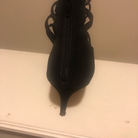 Black heels that tie around the ankles - Picture 4 of 4